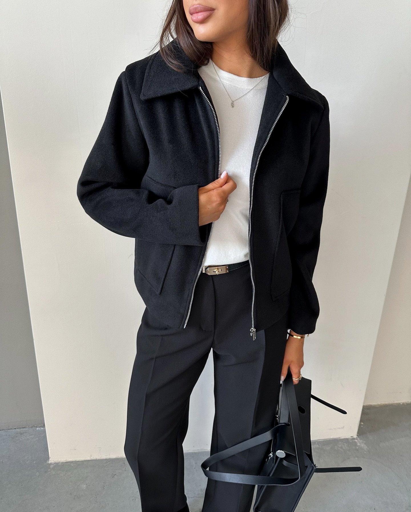 Бомбер пальтовий з акцентними кишенями Колір: Чорний; Розмір: С