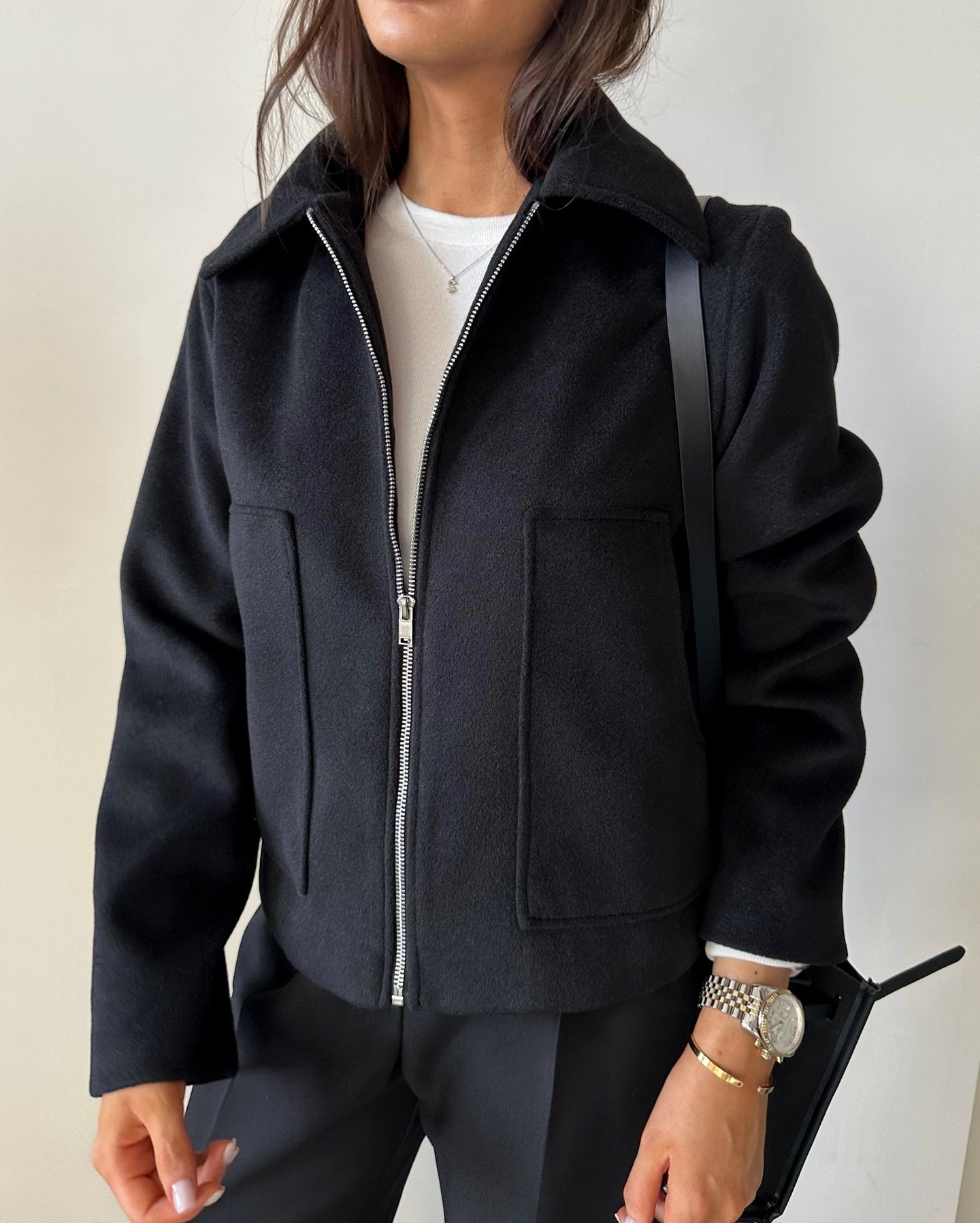 Бомбер пальтовий з акцентними кишенями Колір: Чорний; Розмір: С