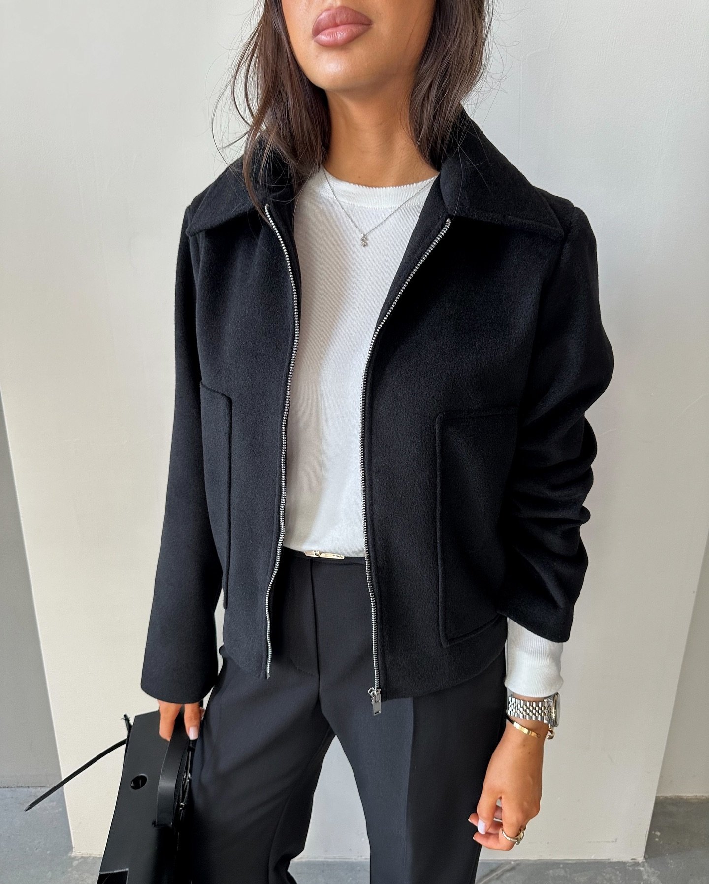 Бомбер пальтовий з акцентними кишенями Колір: Чорний; Розмір: М