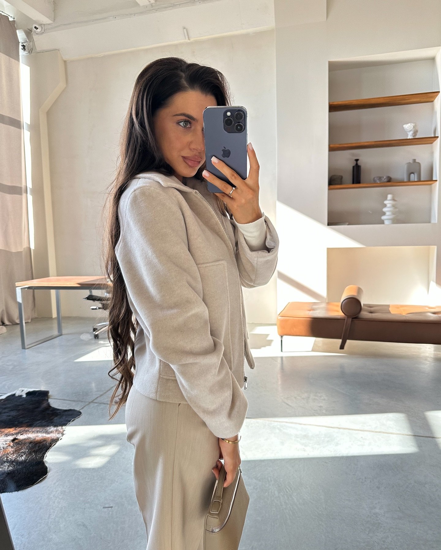 Бомбер пальтовий з акцентними кишенями Колір: Світлий беж; Розмір: Хс