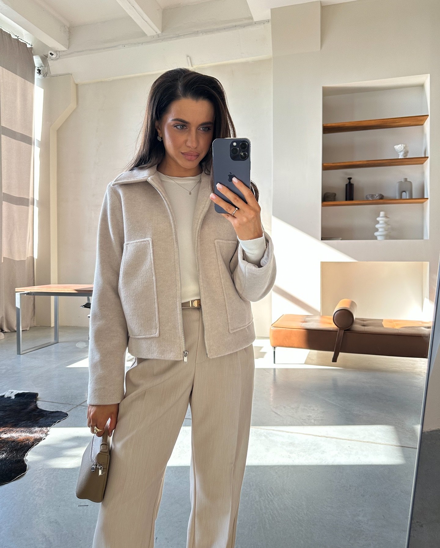 Бомбер пальтовий з акцентними кишенями Колір: Світлий беж; Розмір: М