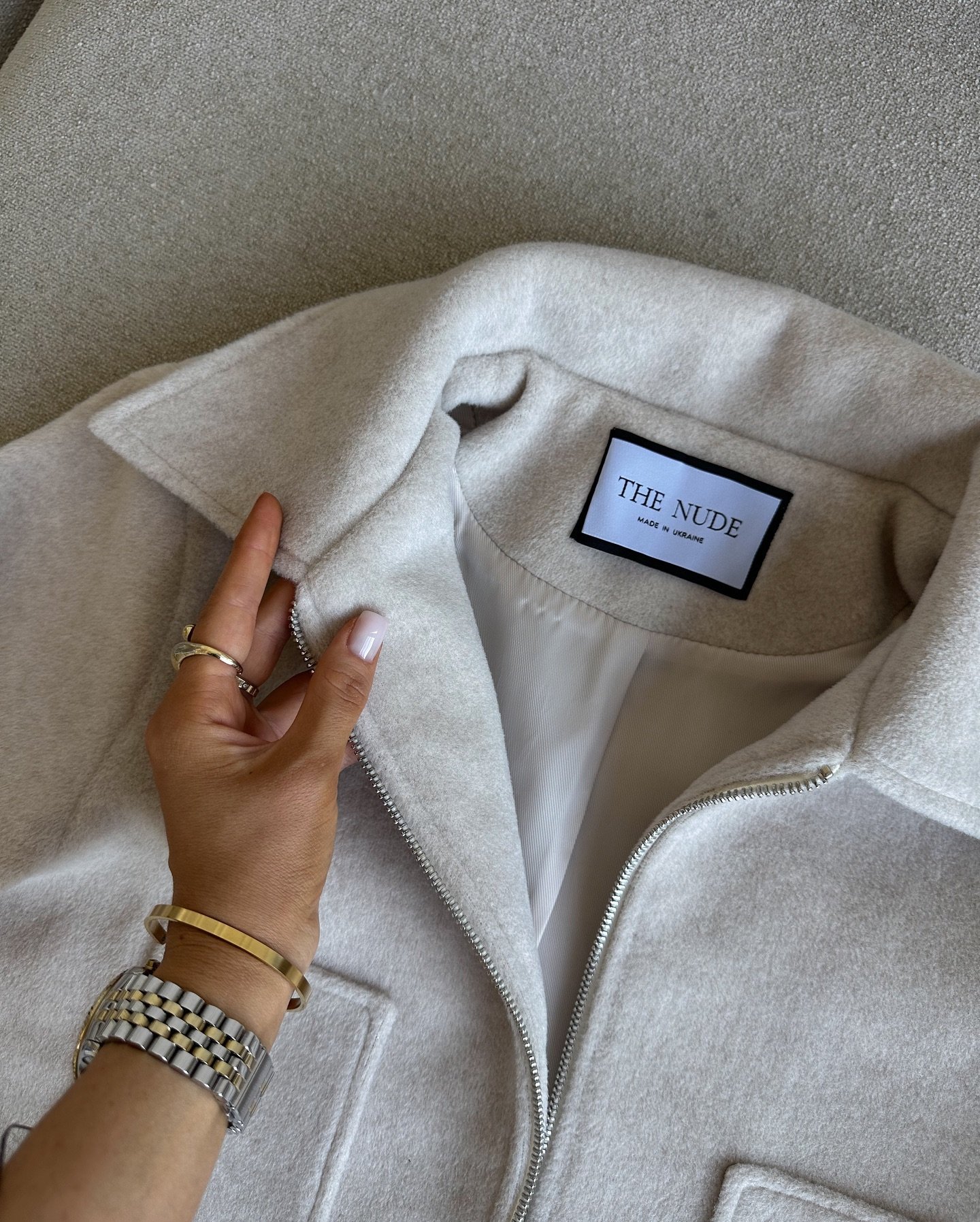 Бомбер пальтовий з акцентними кишенями Колір: Світлий беж; Розмір: М