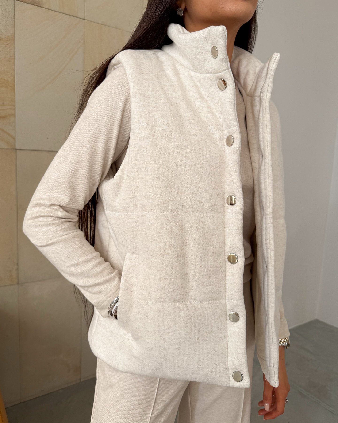 Жилет з кнопками Колір: Світлий беж