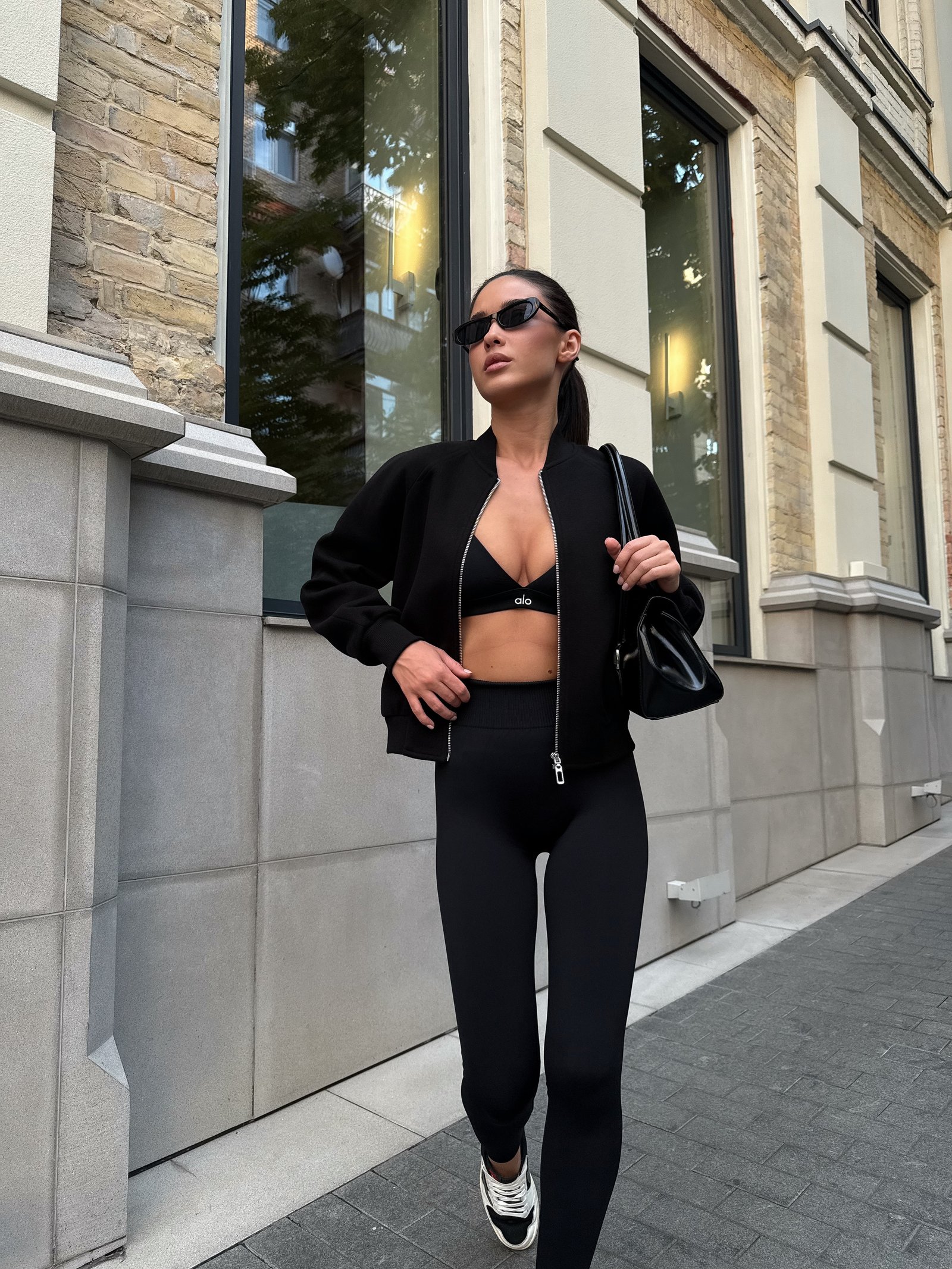 Бомбер реглан Колір: Чорний; Розміри: Хс