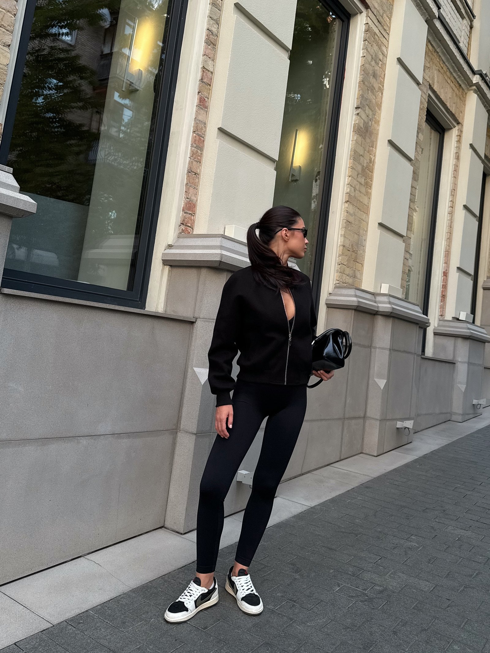 Бомбер реглан Колір: Чорний; Розміри: Хс