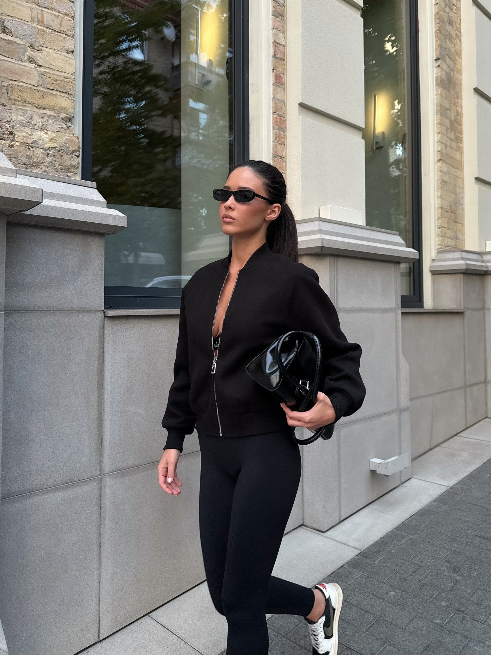 Бомбер реглан Колір: Чорний; Розміри: Хс